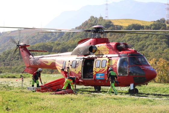 Super Puma: großer Mehrzweckhubschrauber bei der Übung heute bei Sigmundskron in Bozen (Foto: LPA/Maja Clara)