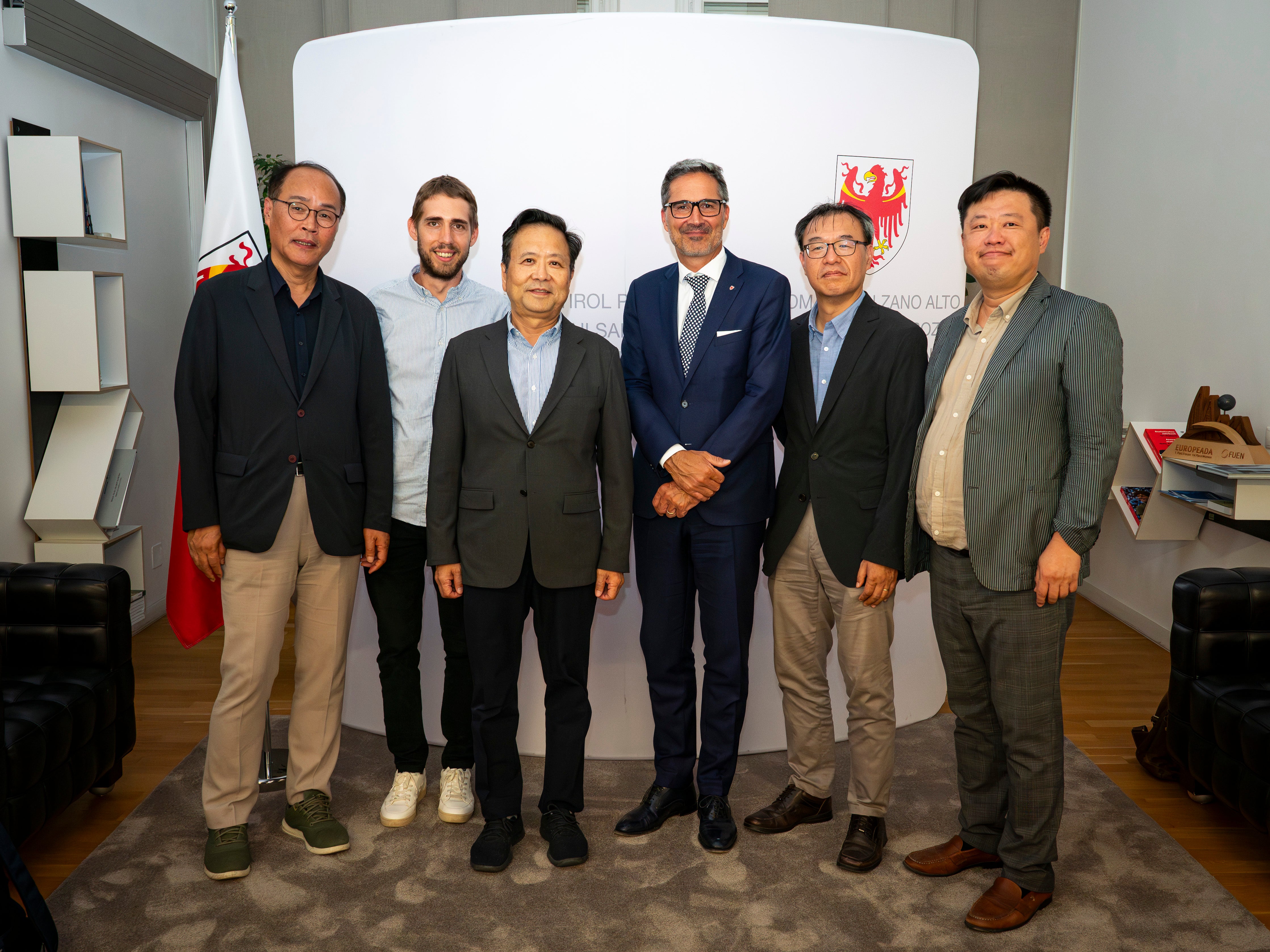 Yonghho Cho (Gangwon-Institute) (von links), Marc Röggla (Eurac Research), Hyunjin Kwon, Landeshauptmann Arno Kompatscher, Jae Young Lim (Gangwon-Institute) und Sangyong Park (Gangwon-Institute) sprachen über die Autonomie in Südtirol.  (Foto: LPA/Fabio Brucculeri)