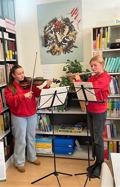 Musikalische Begleitung durch die Schülerinnen und Schüler Lara und Fiona (Foto: Martina Winkler)