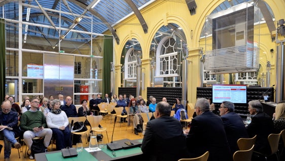 Gemeinsam die weitere Vorgehensweise zu den Verhandlungen zum bereichsübergreifenden Kollektivvertrag in der öffentlichen Verwaltung besprochen haben die Gewerkschaftsorganisationen mit LH Kompatscher und Generaldirektor Steiner. (Foto: LPA)