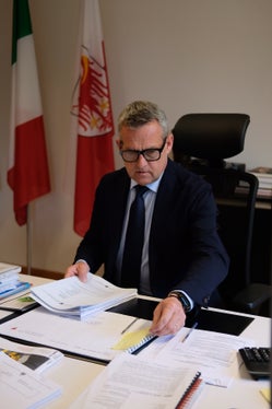 Landesrat Christian Bianchi sieht im Euregio+ Wert-Fonds Alto Adige/Südtirol eine innovative Lösung. Die Landesregierung hat am 19. Dezember die Zeichnung von Anteilen genehmigt. (Foto: LPA/Gianluca Crocco)