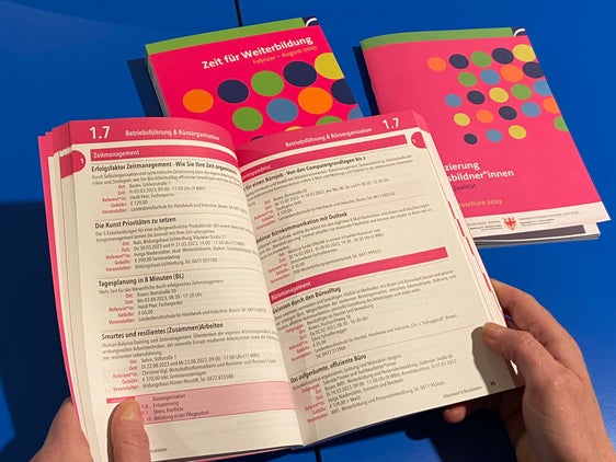 In linea con lo spirito dell'"Anno europeo delle competenze 2023", l'edizione primaverile dell'opuscolo sui corsi di formazione continua invita gli adulti a soddisfare la loro voglia di conoscenza attraverso una serie di offerte formative sul territorio altoatesino. (Foto: ASP/Ufficio educazione permanente)