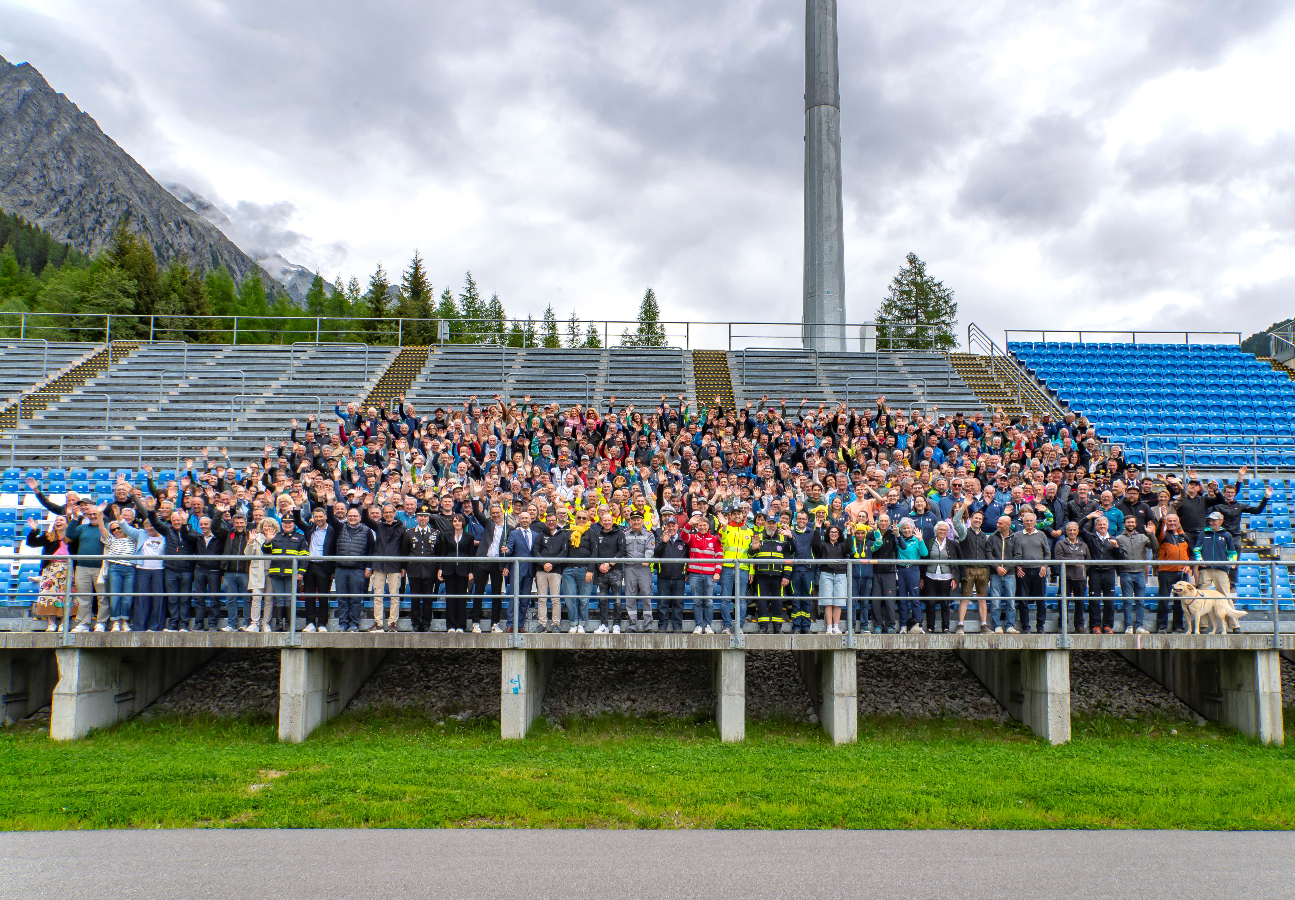 L'unione fa la forza. Foto di gruppo sulla tribuna della Südtirol Arena Alto Adige con una folta rappresentanza di volontari e volontarie dei Giochi Invernali, rappresentanti delle organizzazioni e i rappresentanti della Provincia di Bolzano e del Comitato Biathlon Anterselva (Foto: USP/Othmar Seehauser)