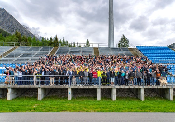 L'unione fa la forza. Foto di gruppo sulla tribuna della Südtirol Arena Alto Adige con una folta rappresentanza di volontari e volontarie dei Giochi Invernali, rappresentanti delle organizzazioni e i rappresentanti della Provincia di Bolzano e del Comitato Biathlon Anterselva (Foto: USP/Othmar Seehauser)