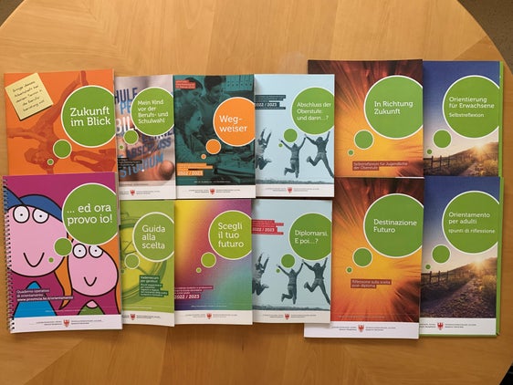 Le pubblicazioni riguardanti le opportunità formative e professionali in Alto Adige sono numerose al pari dell'offerta sul territorio. Ora sono disponibili le edizioni aggiornate. (Foto: LPA/Ufficio per l'Orientamento scolastico e professionale)
