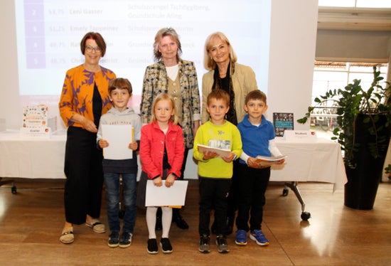 Die Bestplatzierten der Kategorie Felix (1. Grundschul-Klasse) mit Getrud Verdorfer (links), Eva Maria Brunnbauer und Siglinde Doblander (rechts). (Foto: LPA/Verena Hilber)