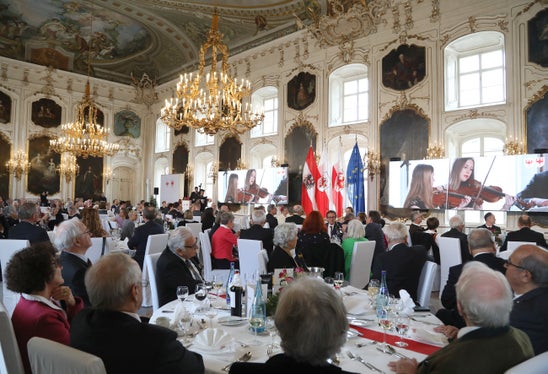 Alla cerimonia, tenutasi nella Riesensaal della Hofburg di Innsbruck, hanno partecipato numerosi rappresentanti delle due Giunte tirolese e altoatesina. (Foto: Land Tirol/Frischauf Bild)