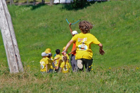 Bewegung, Spaß und gemeinsam Zeit verbringen - dies erwartet die Kinder und Jugendlichen bei einem der 500 Sommerbetreuungsprojekte, die landesweit angeboten werden. (Foto: LPA/Greta Stuefer)
