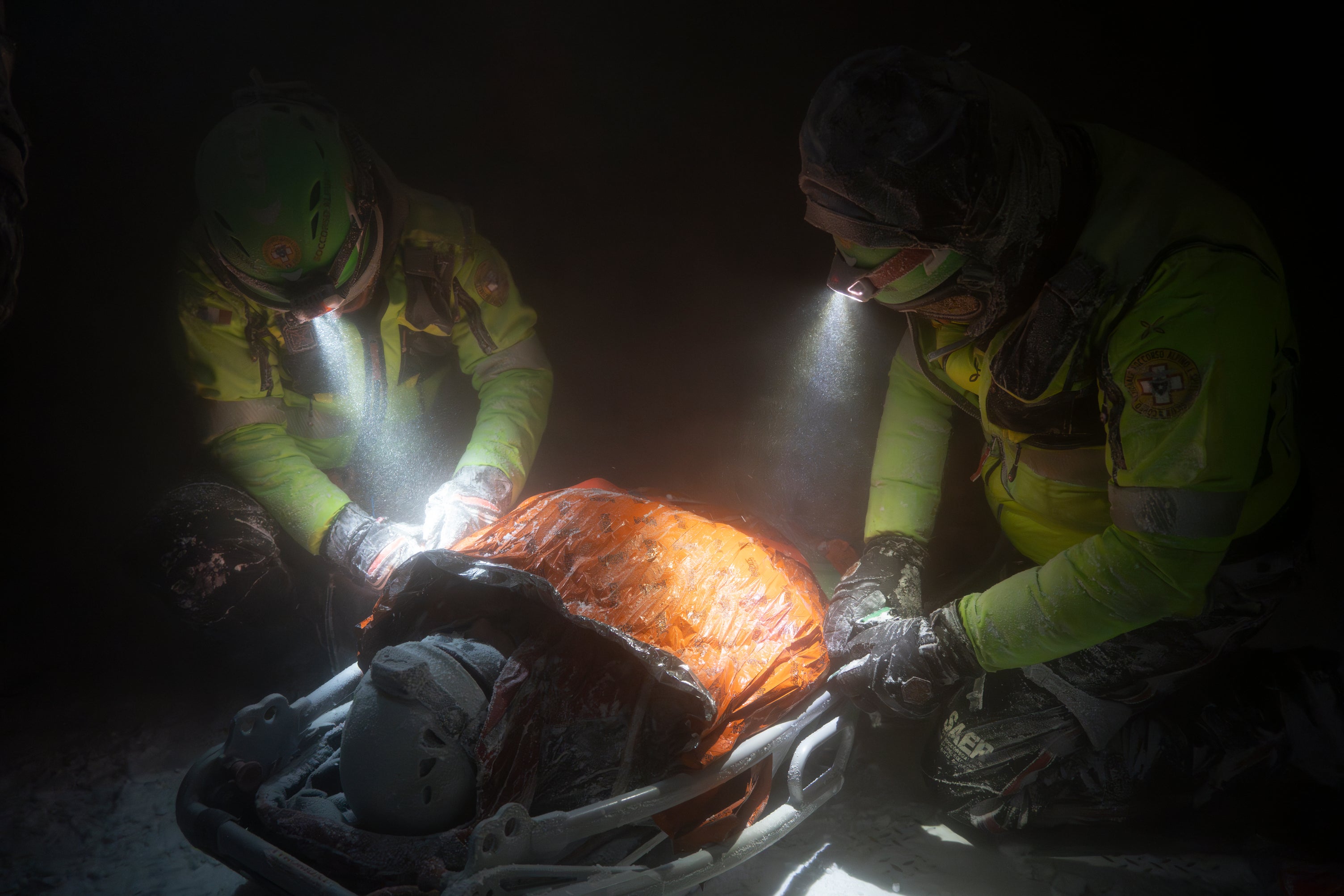 Einsätze im Hochgebirge erfordern besondere Kenntnisse und eine besondere Vorbereitung. Ein Interreg-Projekt arbeitet nun ein spezielles Schulungsprogramm aus. (Foto: Eurac Research)