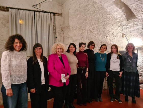 Intreciades (von links nach rechts): Marlene Schuen, Rut Bernardi, Jahel Beer, Antonella Tiburzi, Veronika Lochmann, Irina Tavella, Jutta Valentini, Ursula Tavella und Cristinarosa Pizzinini (Foto: LPA/Direktion ladinische Bildung und Kultur )
