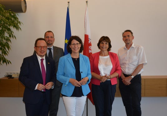 Paesaggio e pianificazione del territorio sono stati i temi al centro del colloquio tra la ministra Schmitt e l'assessora Kuenzer (nella foto da sinistra: Jürgen Weiler del Ministero della Renania-Palatinato, Sebastian Euchenhofer della Camera di Commercio italo-tedesca, la ministra Daniela Schmitt, l'assessora Maria Hochgruber Kuenzer ed il direttore di Dipartimento, Frank Weber (Foto: ASP/Martina Garbin)