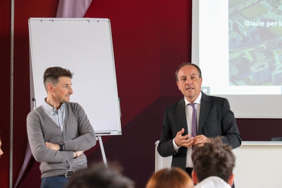 L'assessore Vettorato durante l'odierno Laboratorio di urbanistica. Un progetto lodevole realizzato grazie alla professionalità e all'impegno degli insegnanti e degli studenti (Foto: ASP/Crocco) 