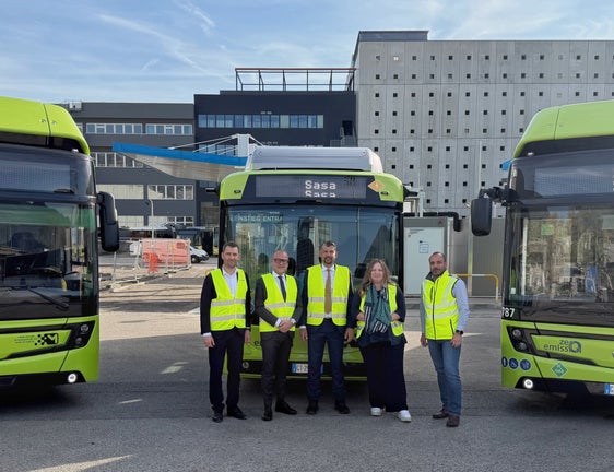 Land und SASA treiben die Umstellung auf eine emissionsarme Busflotte voran: im Bild von links Martin Vallazza, Direktor des Ressorts Infrastrukturen und Mobilität, Bürgermeister Claudio Corrarati, Mobilitätslandesrat Daniel Alfreider, SASA-Präsidentin Astrid Kofler und Fabio Giovannucci, Leiter Fahrzeug-Instandhaltung, mit den neuen Elektro- und Wasserstoffbussen. (Foto: SASA AG)