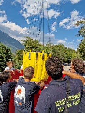 Come si combatte un incendio boschivo dall’elicottero? Per mezza giornata, i vigili del fuoco hanno offerto ai partecipanti al campo della Protezione civile a Naturno una visione in prima persona. (Foto: USP/Vigili del Fuoco Corpo permanente di Bolzano)