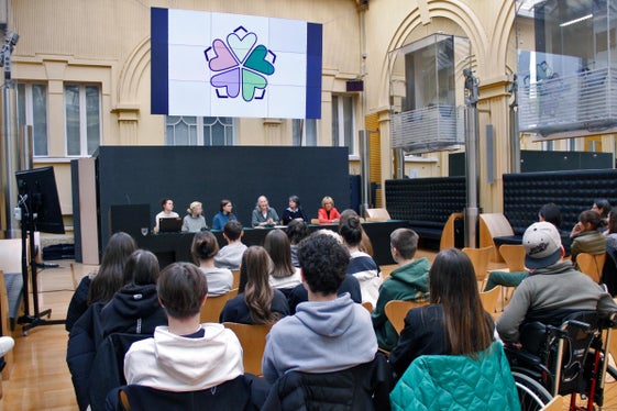 Stellten das neue Logo des Netzwerk der Frauenhausdienste Südtirols vor: (am Podium v. l.) Lehrerin Doris Moser, Schülerinnen Liane Parteli und Anna Mayrhofer, Barbara Wielander und Sigrid Pisanu von den Frauenhausdiensten und Soziallandesrätin Waltraud Deeg. (Foto: LPA/Greta Stuefer)