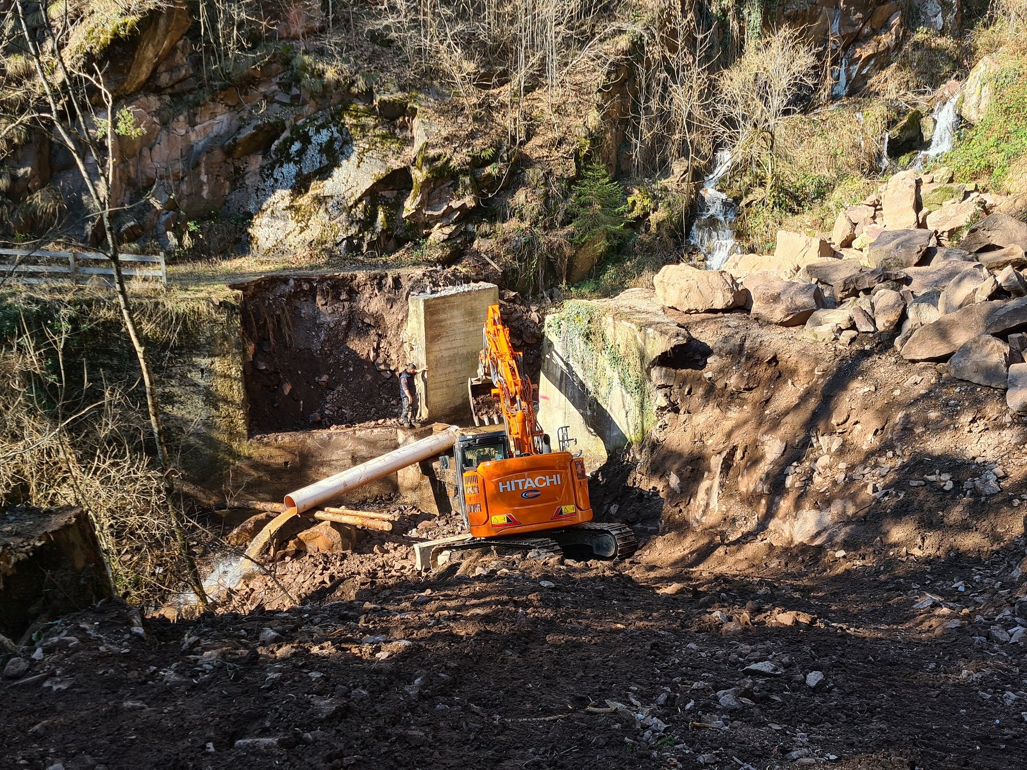 Sul tratto inferiore del Rio Cuggal di Anterivo, l'Ufficio Sistemazione bacini montani Sud sta costruendo un nuovo ponte in cemento armato. (Foto: USP/Ufficio Sistemazione bacini montani Sud)