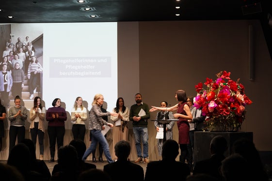 Feierstunde für 244 Absolventinnen und Absolventen der Landesfachschule für Sozialberufe Hannah Arendt am 27. November im Auditorium des NOI Techparks. (Foto: LPA/Landesfachschule für Sozialberufe Hannah Arendt)