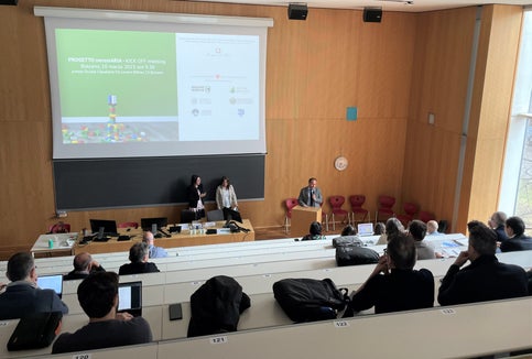 L'assessore Vettorato durante il suo intervento all'avvio del progetto necessARIA. Obiettivo dell'iniziativa nazionale quello di garantire anche nelle aule scolastiche altoatesine un'aria pulita e salubre (Foto: ASP/APPA)  