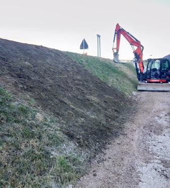 Il tessuto aggrovigliato riempito di terra fa aderire saldamente il terreno all'argine della diga (Foto: ASP/ Ufficio sistemazione bacini montani Sud)
