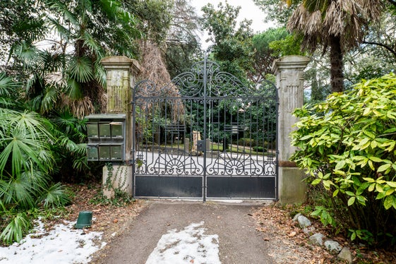 La proprietà è delimitata da una recinzione in ferro battuto tra pilastri in mattoni. (Foto: USP/Soprintendenza provinciale ai beni culturali/Manuela Tessaro)