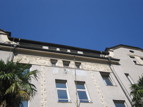 Florales Dekor im Flachrelief: Die nach Osten gerichtete Hauptfassade lässt immer noch die Züge des einst stattlichen Bozner Bürgerhauses erkennen. (Foto: LPA/Landesdenkmalamt)