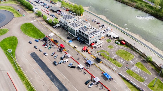 Am 12. April hat im Safety Park in Pfatten der E-Drive Day 2026 stattgefunden. Mehr als 1.000 Besucherinnen und Besucher informierten sich vor Ort über verschiedene Formen der Elektromobilität und nutzten die angebotenen Testmöglichkeiten. (Foto: STA/Ivan Brentegani)