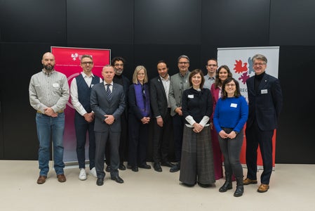 Politici, relatori e organizzatori della Giornata dei musei: (da sinistra) Diego Visintin (Independent L., Merano), David Gruber (direttore del Museo di Scienze Naturali dell'Alto Adige), Christoph von Ach (segretario generale dell'Euregio), Roberto Gigliotti (Libera Università di Bolzano), Birgit Tellmann (esperta di inclusione e accessibilità nei musei, Bonn, Germania), l'assessore provinciale Philipp Achammer, il presidente dell'Euregio e della Provincia autonoma di Bolzano Arno Kompatscher, Maria Chiara Ciaccheri (museologa, esperta di traduzione e accessibilità), Martin Hagmayr (storico, collaboratore del Museum Arbeitswelt, Austria), Nicole Abler (moderatrice) e Notburga Siller (entrambe Provincia autonoma di Bolzano) e il direttore dell'Ufficio Musei e ricerca museale Manuel Gatto (Provincia autonoma di Bolzano). (Foto: USP/Patrizia Corriero)