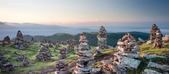 Die "Stoanernen Mandln" sind Steinmännchen, die in Südtirol traditionell als Wegweiser im alpinen Gelände dienen. Nun erhalten sie eine olympische Symbolik: Am Sonntag, den 19. Oktober, wird am Ortseingang von Toblach eine Installation eingeweiht. (Foto: LPA/IDM)