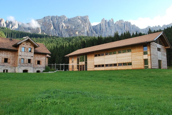 La Scuola forestale Latemar è un centro di formazione per la silvicoltura, il legname e la caccia, istituito nel 1973. L'edificio si trova a Passo Carezza, immerso ad oltre 1000 ettari di foresta. La struttura offre principalmente l'opportunità di formazione pratica ed è gestita dall'Agenzia Demanio&nbsp;provinciale.&nbsp;(Foto: USP)