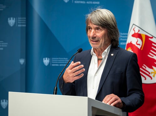 „Die künstliche Intelligenz wird die Medizin grundlegend verändern. Es handelt sich um ein Instrument, um effizienter und mit besserer Qualität zu arbeiten. Aber die KI wird nie den Arzt bzw. die Ärztin oder das medizinische Personal ersetzen“, ist Hubert Messner, Landesrat für Gesundheit und Gesundheitsversorgung, überzeugt. (Foto: LPA/Fabio Brucculeri)