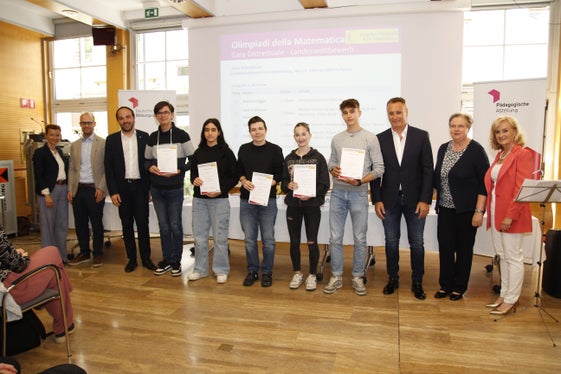 Die Bestplazierten der Mathematik-Olympiade, Landeswettbewerb, 1. Biennium: Martin Volgger, Jasmin Miraoui Morzenti, Noah Tirler, Nadia Insam, Franjo Osanna, im Bild mit Landesrat Philipp Achammer (3.v.li.) und Siglinde Doblander,  Koordinatorin der Begabungs- und Begabtenförderung der Pädagogischen Abteilung an der Deutschen Bildungsdirektion (ganz rechts). (Foto: LPA/Bildungsdirektion/Verena Hilber)
