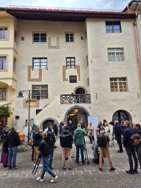 Die Renovierungsarbeiten am Eccel-Kreuzer-Museum in der Silbergasse in der Bozner Altstadt stehen kurz vor dem Abschluss: Bei einer Pressekonferenz am 29. Oktober gab Hochbau- und Vermögenslandesrat Christian Bianchi einen Einblick in die Arbeiten. (Foto: LPA/Gianluca Crocco)