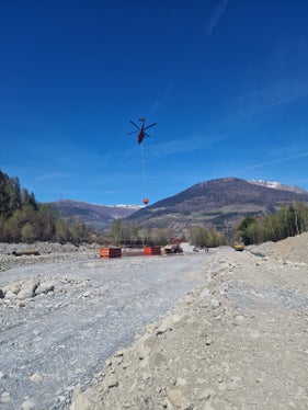 Die Berufsfeuerwehr hat die Container für das Löschwasser für den Super Puma aufgestellt, der für jeden Flug 4000 Liter aufnimmt und abwirft. (Foto: LPA/Berufsfeuerwehr)