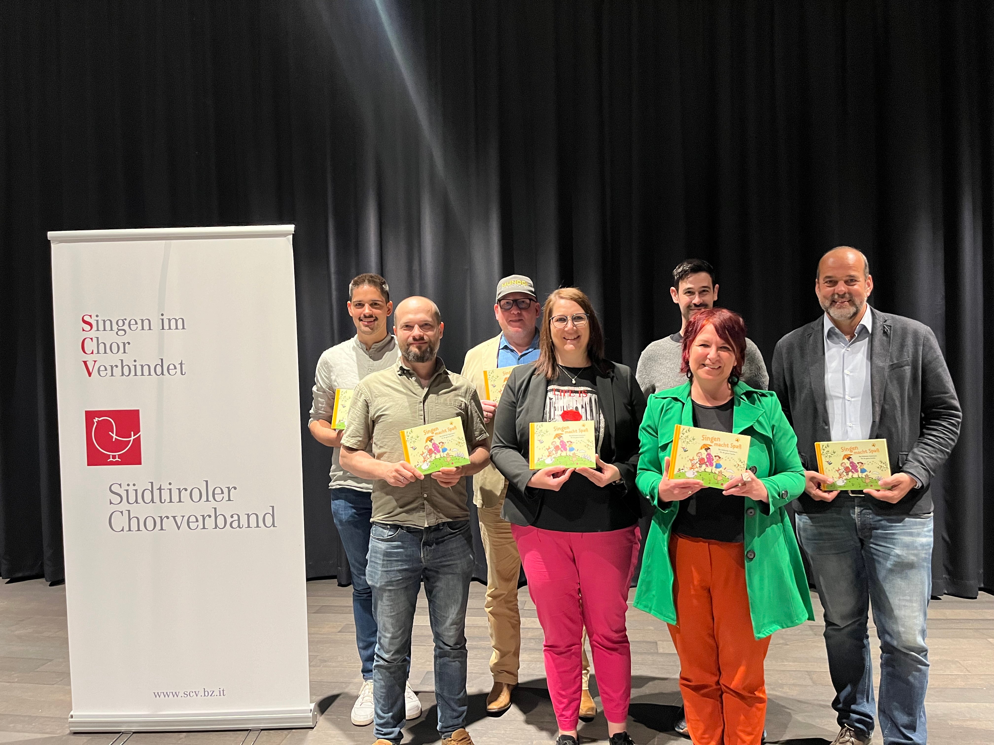Bei der Buchvorstellung waren alle anwesend, die an der Veröffentlichung des Liederbuches Singen macht Spaß beteiligt waren: vorne (erste Reihe von links:) Simon Lanz (Ton- und Bildproduktion), Renate Unterthiner (Verbandschorleiterin Südtiroler Chorverband), Evi Gasser (Illustration und Grafik), Klaus Gufler (Geschäftsführer Südtiroler Chorverband) und dahinter (zweite Reihe von links:) Michael Hildgartner (Jugendreferent Südtiroler Chorverband), Dieter Viehweider (Notensatz), Matthias von Mörl (Druck). (Foto: LPA/Südtiroler Chorverband)
