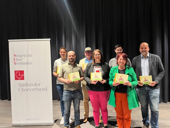 Bei der Buchvorstellung waren alle anwesend, die an der Veröffentlichung des Liederbuches "Singen macht Spaß" beteiligt waren: vorne (erste Reihe von links:) Simon Lanz (Ton- und Bildproduktion), Renate Unterthiner (Verbandschorleiterin Südtiroler Chorverband), Evi Gasser (Illustration und Grafik), Klaus Gufler (Geschäftsführer Südtiroler Chorverband) und dahinter (zweite Reihe von links:) Michael Hildgartner (Jugendreferent Südtiroler Chorverband), Dieter Viehweider (Notensatz), Matthias von Mörl (Druck). (Foto: LPA/Südtiroler Chorverband)
