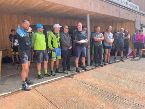 LR Bessone (5.v.l.) mit Vertretern der Landesverwaltung, Gemeinde und Bauunternehmen: Hier wird die Schönheit der Natur mit innovativer Architektur, Respekt vor der Umwelt und Nachhaltigkeit verbunden. (Foto: LPA/G.News)