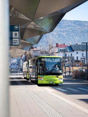 Erreichbarkeit verbessern: Im Bereich der Mobilität setzt Bruneck mit dem neuen Mobilitätszentrum (im Bild) und dem Ausbau der Zughaltestellen konkrete Schritte in die Zukunft. (Foto: LPA/Fabio Brucculeri)