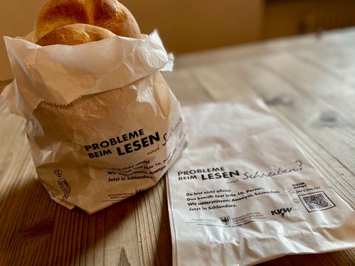 Diese Brotsäckchen kommen ab dem Welttag der Muttersprache am 21. Februar in vielen Bäckereien im Vinschgau zum Einssatz. (Foto: LPA/Amt für Weiterbildung/Astrid Crepaz)