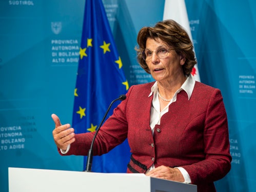 L'assessora Hochgruber Kuenzer ha presentato le linee guida del disegno di legge provinciale sui beni culturali. La nuova legge sostituirà le due leggi provinciali esistenti in materia: in questo modo la gestione del nostro patrimonio culturale sarà fornito di un nuovo quadro giuridico (Foto: ASP/Fabio Brucculeri)