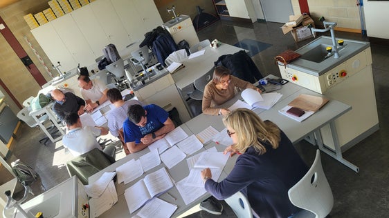 Der Landeswettbewerb der Chemieolympiade 2025 wurde heuer zum 25. Mal in Südtirol ausgetragen; das Bild entstand während der Korrektur der Arbeiten. (Foto: LPA/Stefan Pilser)