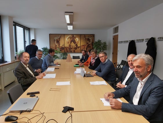 Arbeitsgruppe Großraubwild ist sich einig: Es braucht Möglichkeiten, Wölfe zu entnehmen und mittelfristig auch die Population zu kontrollieren. Im Bild: (l., von vorn nach hinten) Florian Blaas, Günther Unterthiner, Dominik Trenkwalder (r. von hinten nach vorn) Manfred Vallazza, Benedikt Terzer, Antonia Egger, Siegfried Rinner, Leo Tiefenthaler mit Landesrat Arnold Schuler (Foto: LPA/Ulrike Huber)