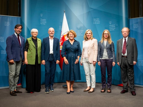Vor der Pressekonferenz zum Tag der Genossenschaften mit der zuständigen Landesrätin Rosmarie Pamer, die zeitgleich zur Landtagssitzung musste (im Zentrum) (von links): der Vorsitzende der Associazione Generale Cooperative Italiane AGCI Nicola Grosso, Ressortdirektorin Michela Morandini, Raiffeisenverband-Vizedirektor Christian Tanner, Coopbund-Vorsitzende Monica Devilli, die Direktorin des Landesamtes für Genossenschaftswesen Manuela Paulmichl, der Vorsitzende von Cooperdolomiti Enrico Bramerini (Foto: LPA/Fabio Brucculeri
