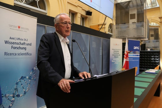 Il presidente dell'Eurac, Roland Psenner, nel corso del suo intervento odierno  (Foto: ASP/Matilde Ciriani)