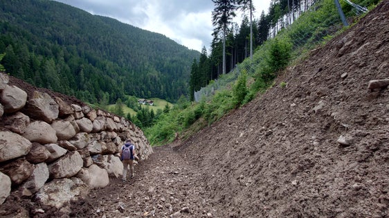 È stata completata anche l'installazione delle barriere paramassi sopra la strada statale. Il completamento del bacino di raccolta dei detriti, il ripristino di un sentiero forestale, la realizzazione del secondo spartitraffico in direzione Ponte Nova e i lavori di finitura del parcheggio dovrebbero essere completati entro la fine di luglio. (Foto: USP/Dipartimento Infrastrutture e Mobilità)