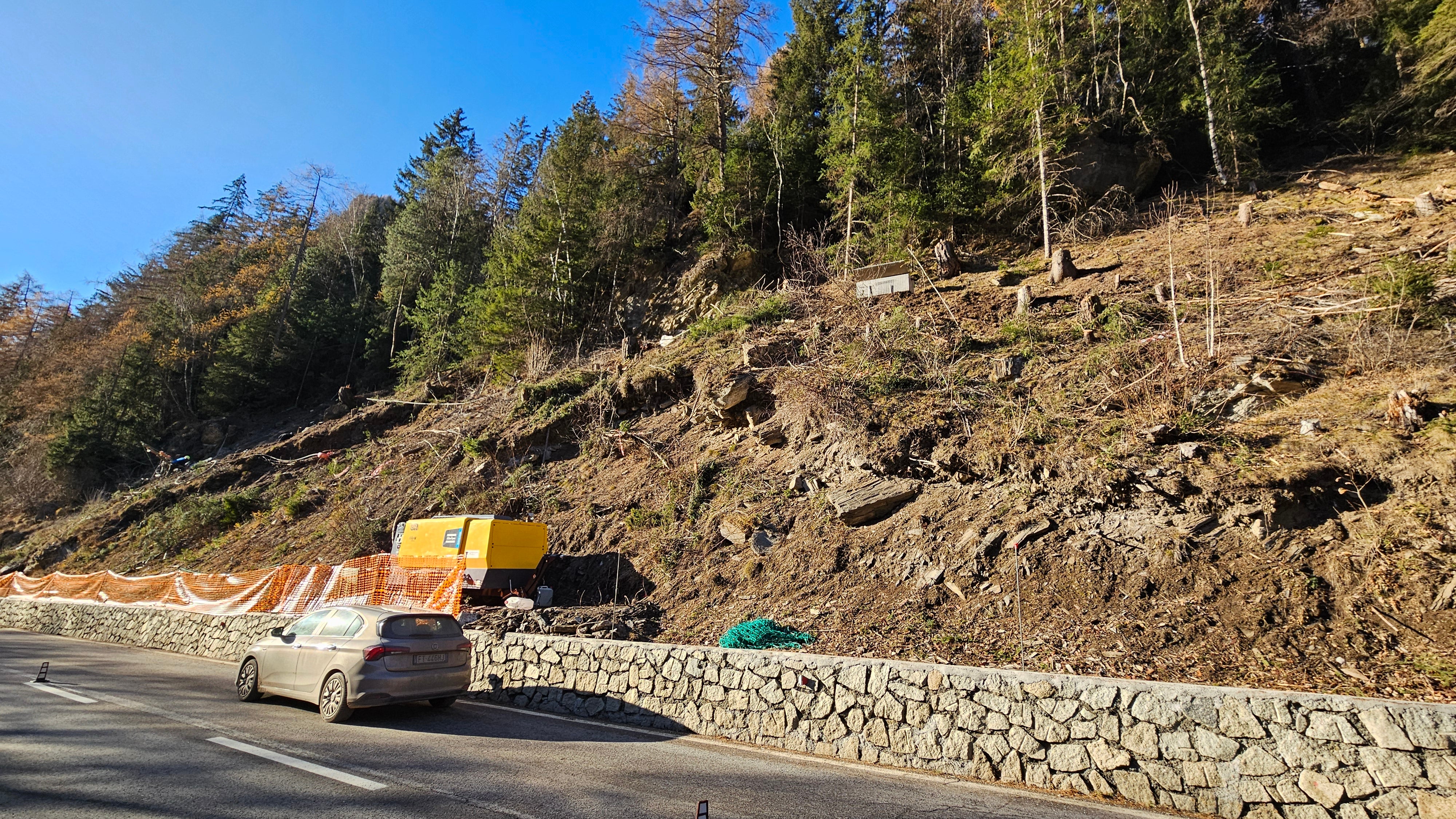 Um die Landesstraße in Afens in der Gemeinde Pfitsch besser vor Steinschlag zu schützen, laufen Felssicherungsarbeiten. Mit Netzen, Ankern und Schutzzaun wird die Straße gesichert. Die Arbeiten dauern vier Monate. (Foto: LPA/Landesabteilung Straßendienst)