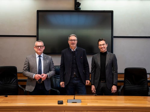 Tra gli obiettivi del Fondo Valore Alto Adige-Südtirol, lo sviluppo di paradigmi per la rigenerazione, la valorizzazione e la razionalizzazione del patrimonio immobiliare pubblico, nonché per la realizzazione di opere di pubblica utilità. Da sinistra: l'assessore provinciale alle Opere pubbliche Christian Bianchi, il presidente della Provincia Arno Kompatscher e Alexander Gallmetzer, presidente di Euregio Plus SGR. (Foto: USP/Fabio Brucculeri)