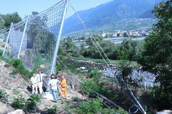 Il sopralluogo effettuato nella zona a monte della frana, nello scorso mese di agosto, dall'assessore provinciale alla Mobilità, Daniel Alfreider, assieme ai tecnici del Servizio strade e al sindaco di Laces, Mauro Dalla Barba (Foto: Servizio strade)