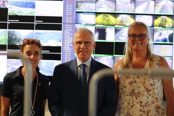 In der Verkehrsmeldezentrale: Regierungskommissär Vito Cusumano dankt den Disponentinnen Deborah Gadner (links) und Sylke Andres dafür, dass sie die Bevölkerung auch an Sonn- und Feiertagen über die Verkehrssituation auf dem Laufenden halten. (Foto: LPA/Maja Clara)