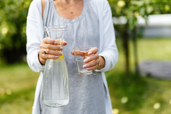 L'acqua, un luogo fresco e il riposo possono aiutare in caso di esaurimento da calore. I segnali di allarme come vertigini, mal di testa, nausea, sensazione di debolezza o problemi circolatori devono essere presi sul serio. (Foto: Pexels. La foto può essere utilizzata solo in relazione al presente comunicato stampa.)