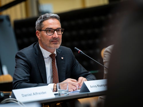 Il presidente della Provincia ha sottolineato che l'Alto Adige osserva con grande preoccupazione gli sviluppi degli ultimi giorni. “Le misure proposte finora non sono sufficienti. È necessario un coordinamento e una gestione transfrontaliera comune per garantire la migliore accessibilità possibile dell'Alto Adige come sede di attività economiche”, ha sottolineato Kompatscher. (Foto: USP/Fabio Brucculeri) 